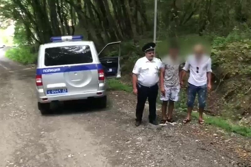 В Сочи полицейские поймали двух закладчиков со 112 свертками наркотиков