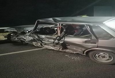 На Кубани пьяный водитель без прав на «Ладе» устроил лобовое ДТП на ночной дороге