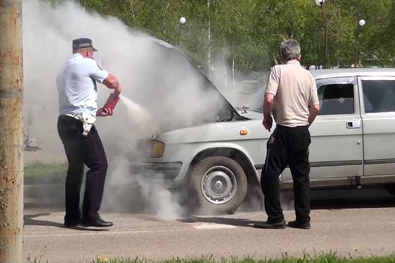 На Кубани полицейские потушили загоревшийся на ходу автомобиль пенсионера