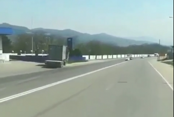 АЗС в Новороссийске протаранил неуправляемый грузовик