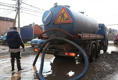 Восемь участков улиц подтопило в Краснодаре: работает водооткачивающая техника