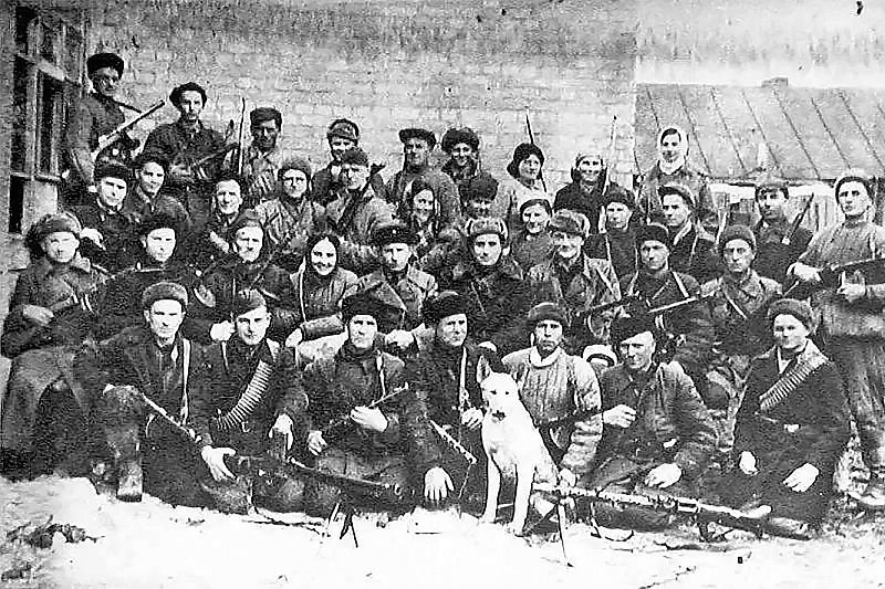 Снимок на память во время недолгого затишья перед боем. Один из пяти партизанских отрядов Апшеронского района.