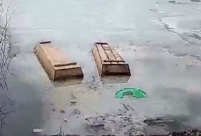 В Саранске из местного озера всплыли два деревянных гроба