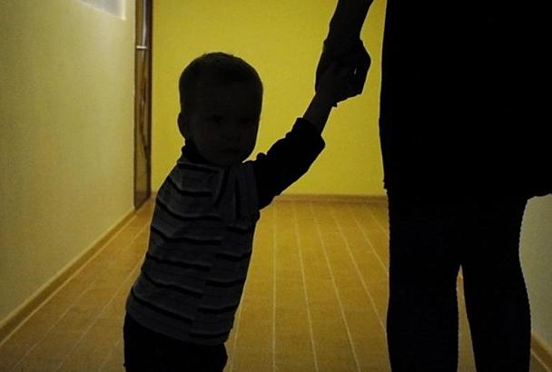 В Новороссийске у семьи, выбросившей дочку в мусорку, забрали второго ребенка