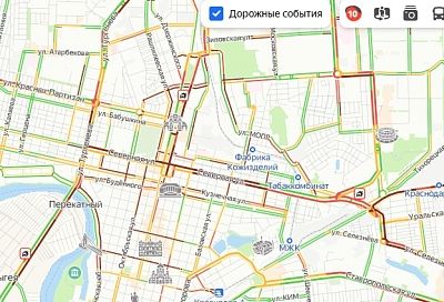 Город стоит: перед длинными выходными на дорогах Краснодара образовались 10-балльные пробки