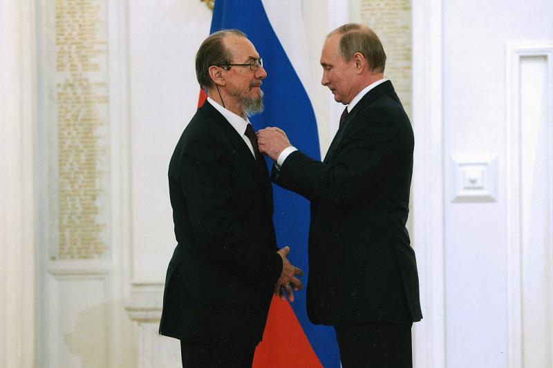 Президент России Владимир Путин вручает Виктору Захарченко знак лауреата Государственной премии РФ