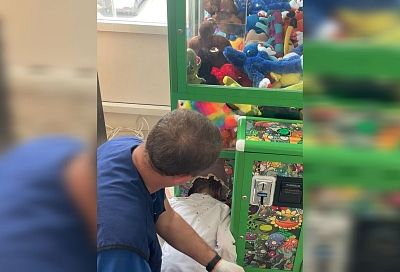 Ребенок застрял в игровом автомате в Новороссийске. Его вызволили спасатели