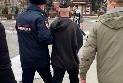 Тиктокер Даня Милохин устроил несанкционированную тусовку в центре Краснодара. Его задержала полиция