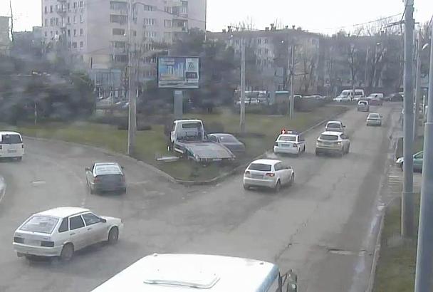 В Краснодаре эвакуатор и иномарка снесли дорожный знак