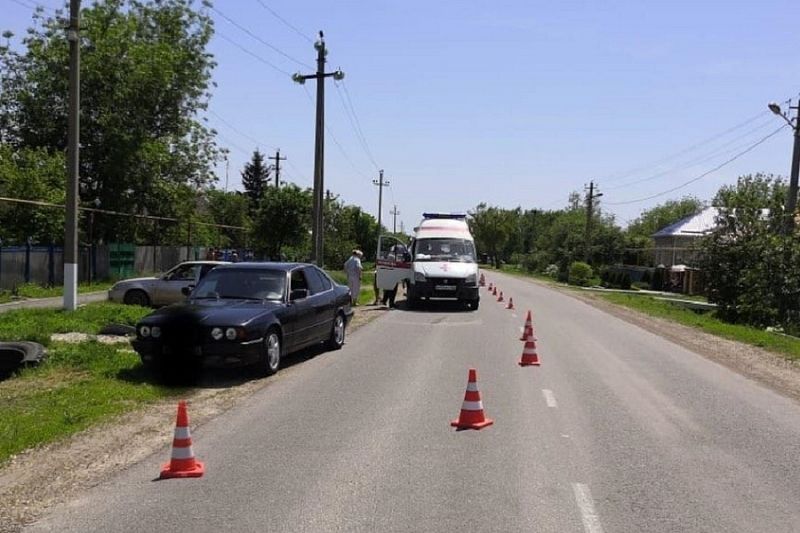 Водитель на BMW сбил 10-летнюю девочку в Краснодарском крае. Она госпитализирована