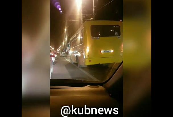 В Краснодаре маршрутный автобус сбил пешехода возле «зебры»