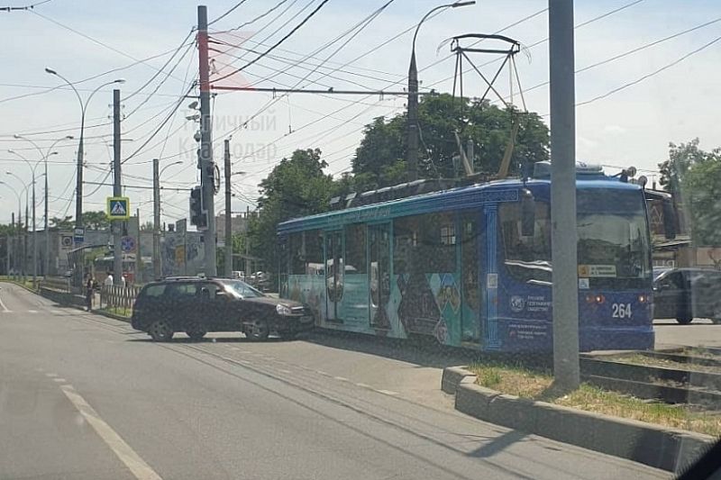 В Краснодаре «Лада Приора» врезалась в трамвай