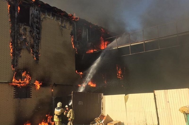 Второй крупный пожар за сутки: в Динском районе опять горит магазин