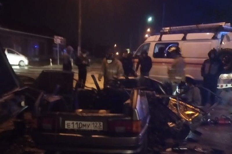 При столкновении Lexus и ВАЗа один человек погиб, четверо пострадали