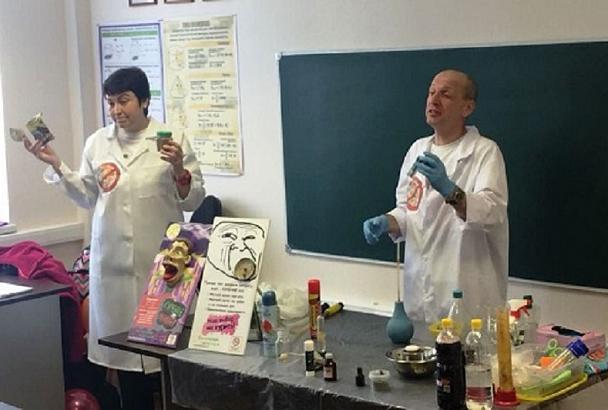 В Сочи студентам показали химические опыты со спайсом