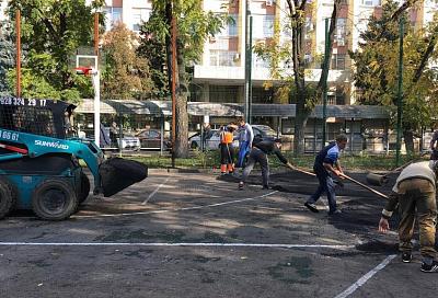 В сквере Дружбы народов Краснодара приступили к укладке искусственного покрытия на баскетбольных площадках