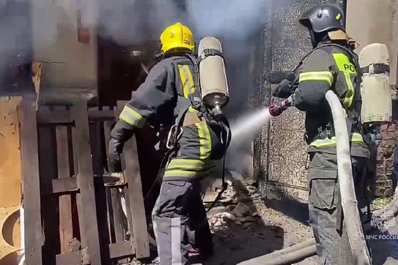 Пожар на складе с легковоспламеняющимися жидкостями потушили в Краснодаре. Есть пострадавший 