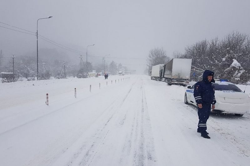 В Туапсинском и Горячеключевском районах из-за снегопада ограничено движение грузовиков 