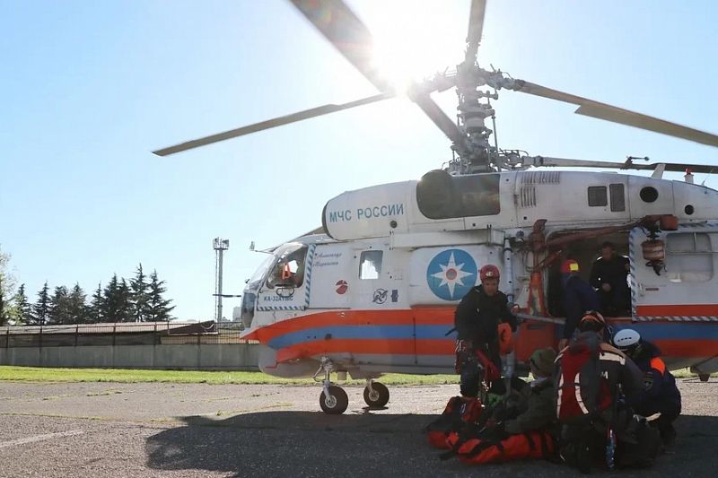 Спасатели на вертолете эвакуировали туристку с травмой ноги с Черкесского перевала