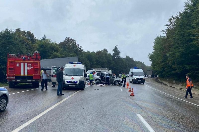 Водитель легковушки и 11-летний пассажир погибли в жестком ДТП с большегрузом в Краснодарском крае
