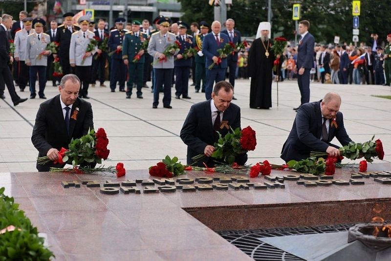 В День Победы Вениамин Кондратьев возложил цветы к Вечному огню