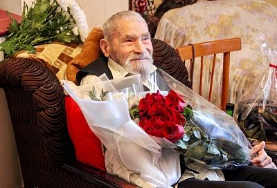 Губернатор Кубани Вениамин Кондратьев поздравил со 100-летним юбилеем ветерана из Кущевского района