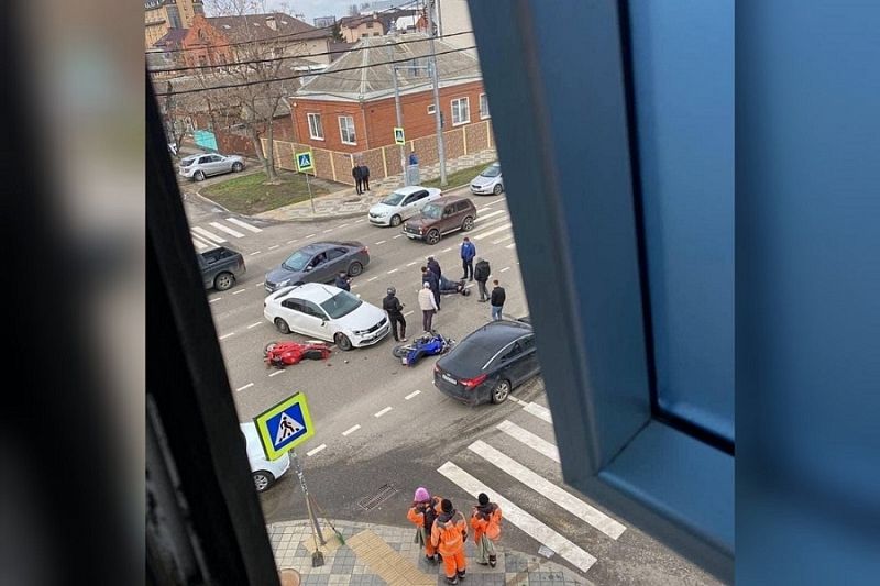В Краснодаре пенсионер на Volkswagen устроил аварию с двумя мотоциклами. Есть пострадавший