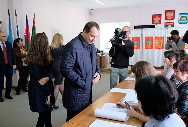 Одним из первых в Краснодарском крае проголосовал председатель ЗСК Юрий Бурлачко