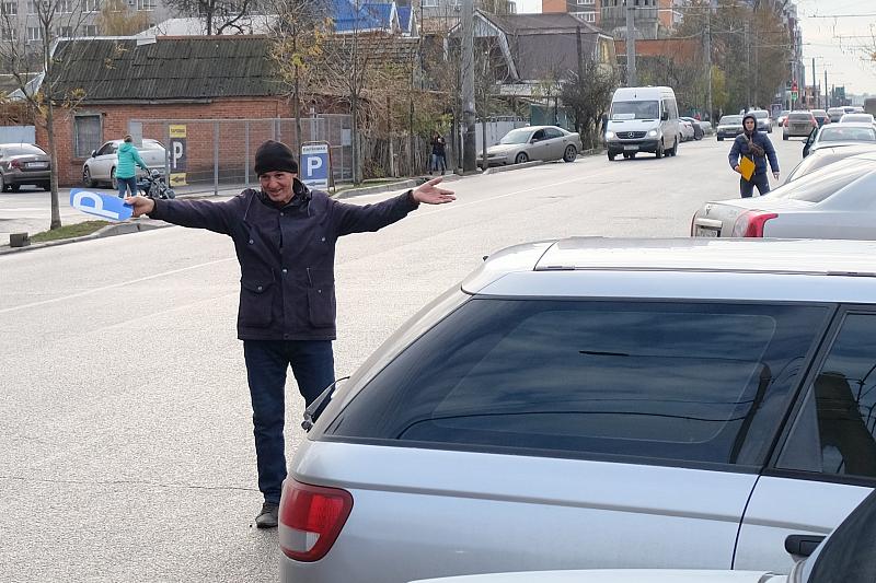 "Зазывалы" предлагают поставить машину на частной парковке по 100 рублей  в час.