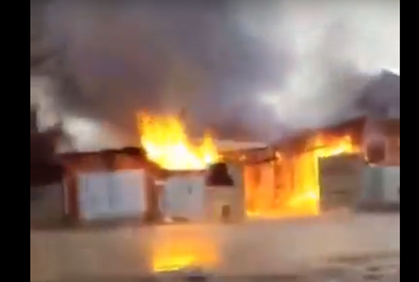 В Краснодаре в частном секторе на 1 мая сгорели гараж и хозпостройка