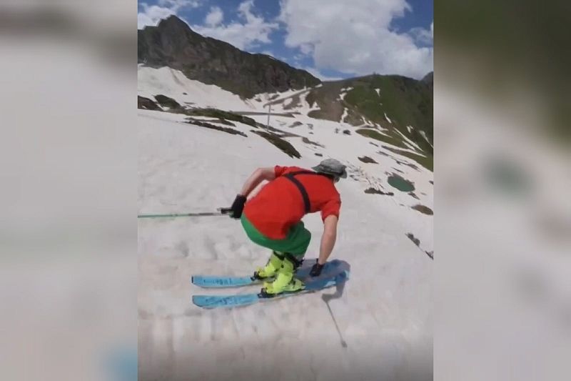 В Сочи туристы катаются на лыжах по июльскому снегу
