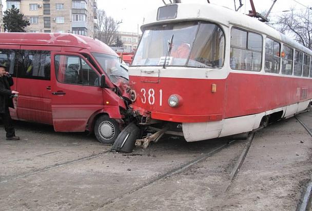 В Краснодаре столкнулись трамвай, «маршрутка» и «легковушка» 