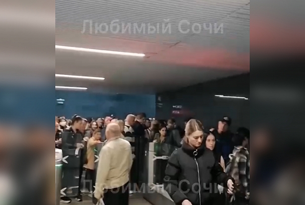 На ж/д вокзале в Сочи скопились десятки людей