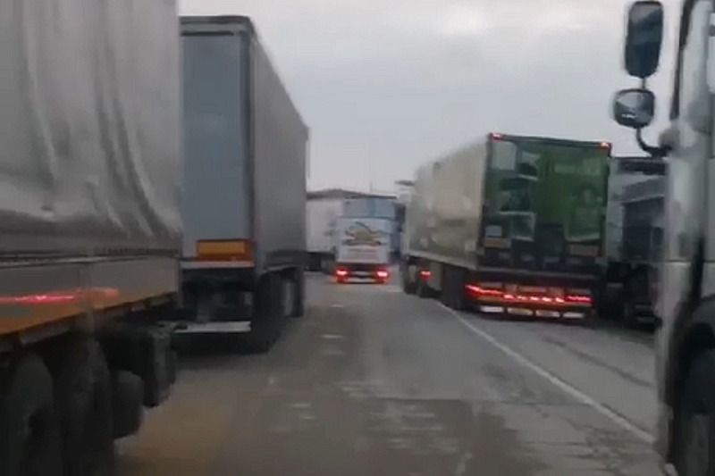 Около 700 грузовиков стоят в очереди на паромную переправу через Керченский пролив