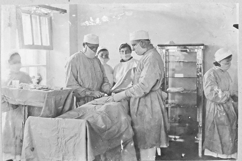 Благодаря мастерству врачей и заботе медсестер в эвакогоспитале были спасены тысячи раненных русских солдат.