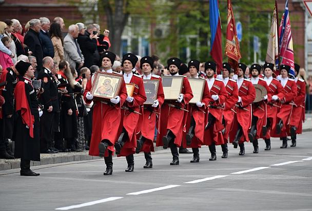 9 тыс. человек прошли строем на параде Кубанского казачьего войска в Краснодарском крае