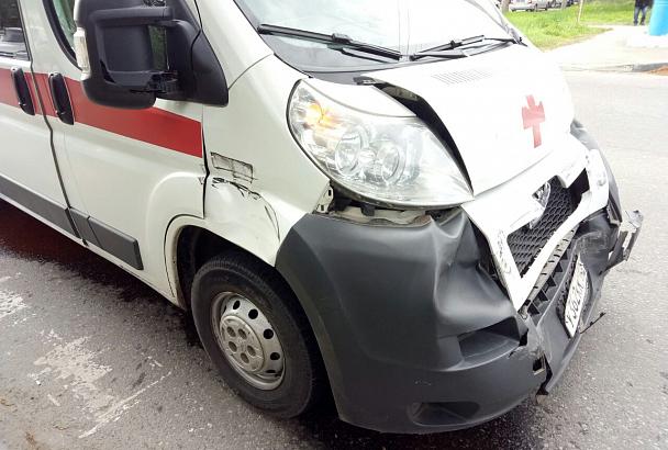 В Армавире водитель «скорой помощи» проехал на красный и попал в ДТП