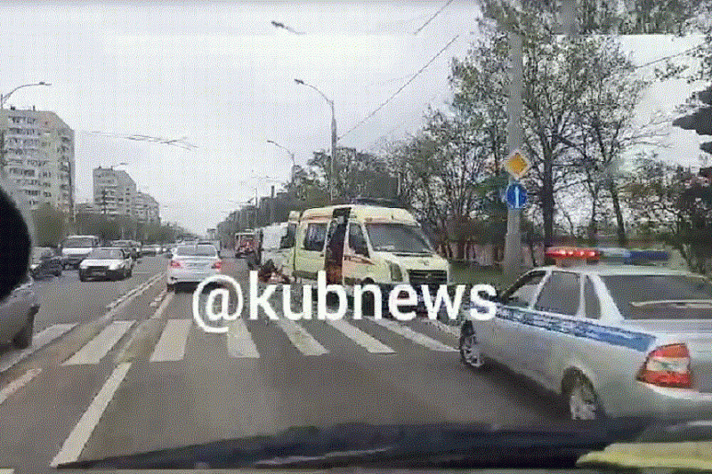 Момент жесткого ДТП в Краснодаре, где погиб мотоциклист, попал на видео