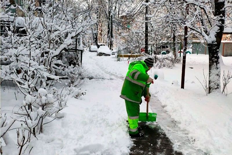 Снег в Краснодаре: управляющие компании получили требование расчистить придомовые территории