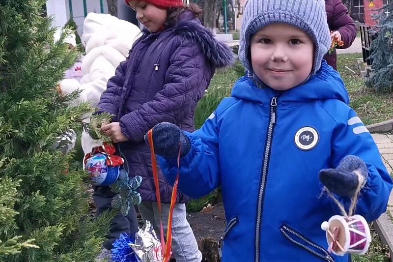 В Тимашевске набирает обороты милая новогодняя акция под названием «Украсим елки в городе»