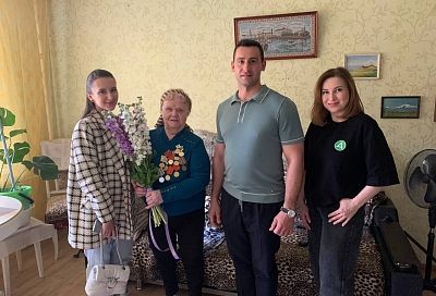 Волонтеры фонда «Добро и Дело» поздравили с наступающим праздником жительницу блокадного Ленинграда