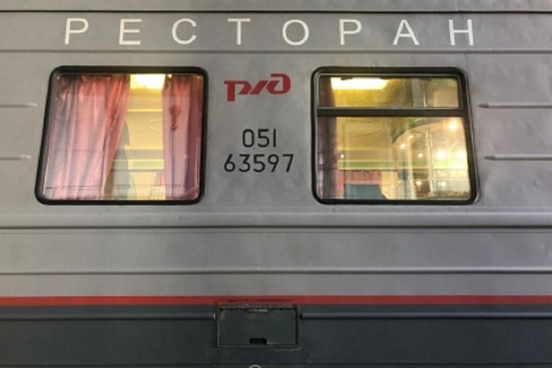 Обыски прошли в компаниях, снабжавших продуктами поезд Мурманск-Адлер, где отравились дети
