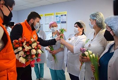 Женщинам на улицах Сочи дарили тысячи цветов