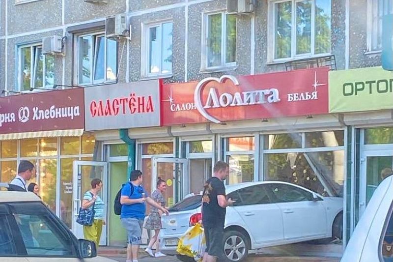 В Краснодаре 76-летний водитель на иномарке влетел в витрину салона нижнего белья