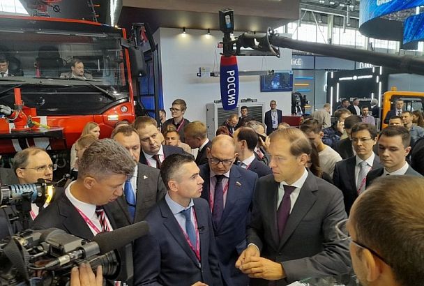 Глава Минпромторга Денис Мантуров посетил стенд Кубани на выставке «Иннопром-2022» 