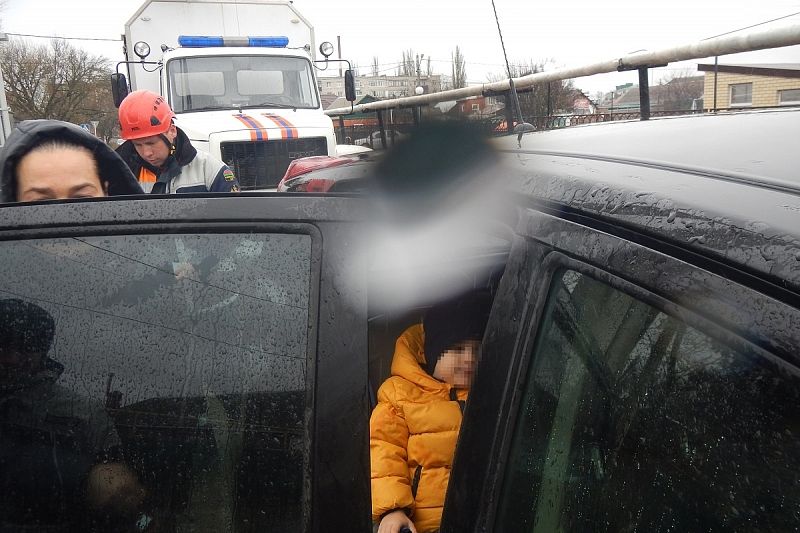 Спасатели освободили запертого в автомобиле 3-летнего мальчика
