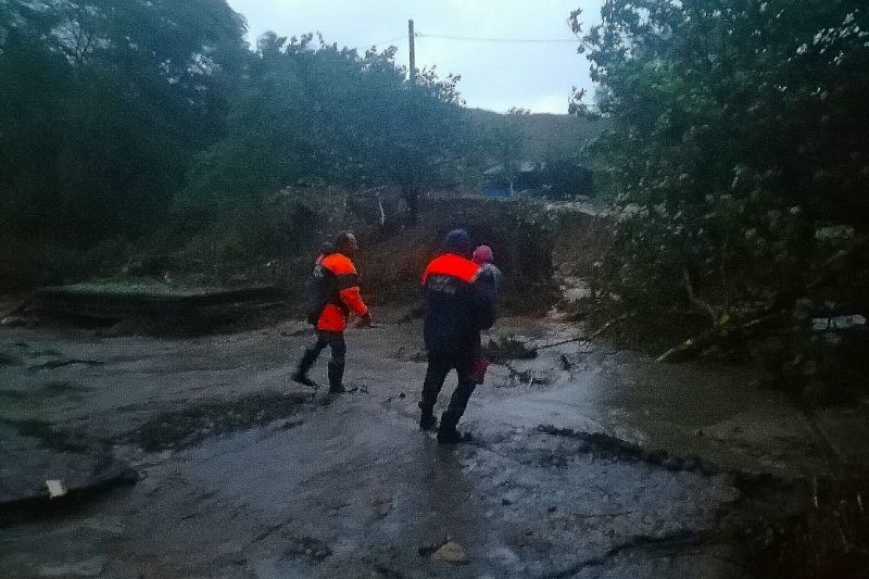 В Краснодарском крае из-за непогоды подтопило 1,3 тыс. домов, 100 тыс. человек остались без света