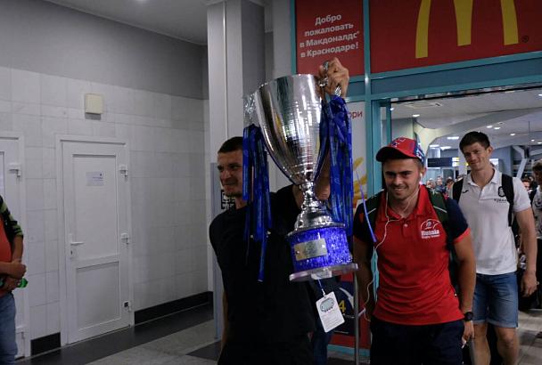 В аэропорту Краснодара встретили регбистов, завоевавших Кубок европейских чемпионов 