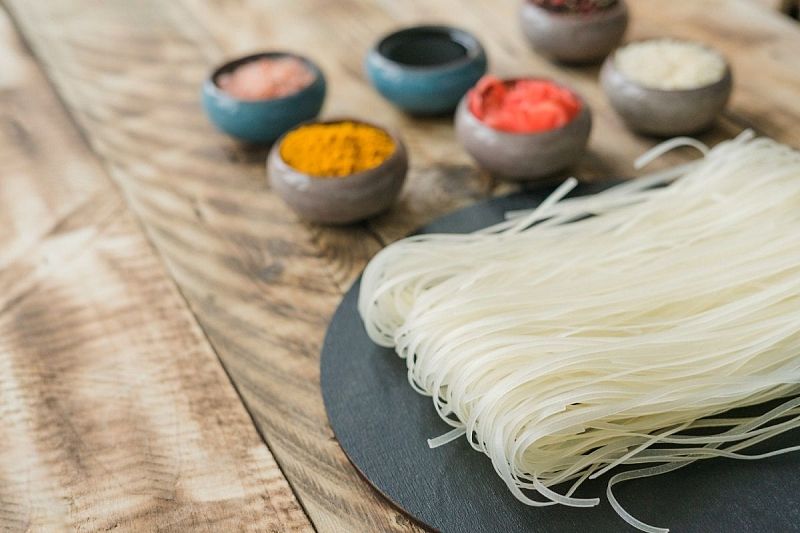Стекло в тарелке: как правильно варить и подавать гостям рисовую лапшу