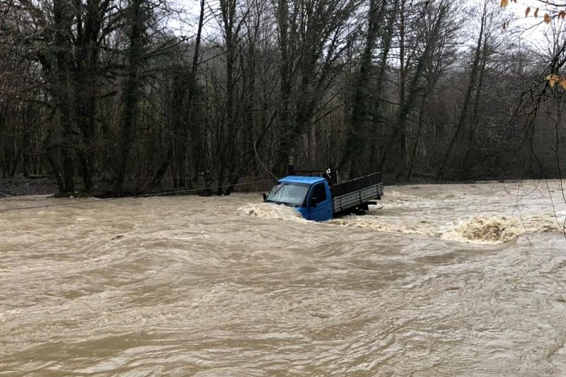 Спасатели эвакуировали водителя и пассажира из застрявшей в реке «Газели»